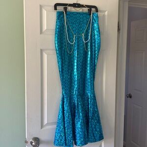 Women’s mermaid Halloween costumes size small. Shirt, skirt, and waistband beads